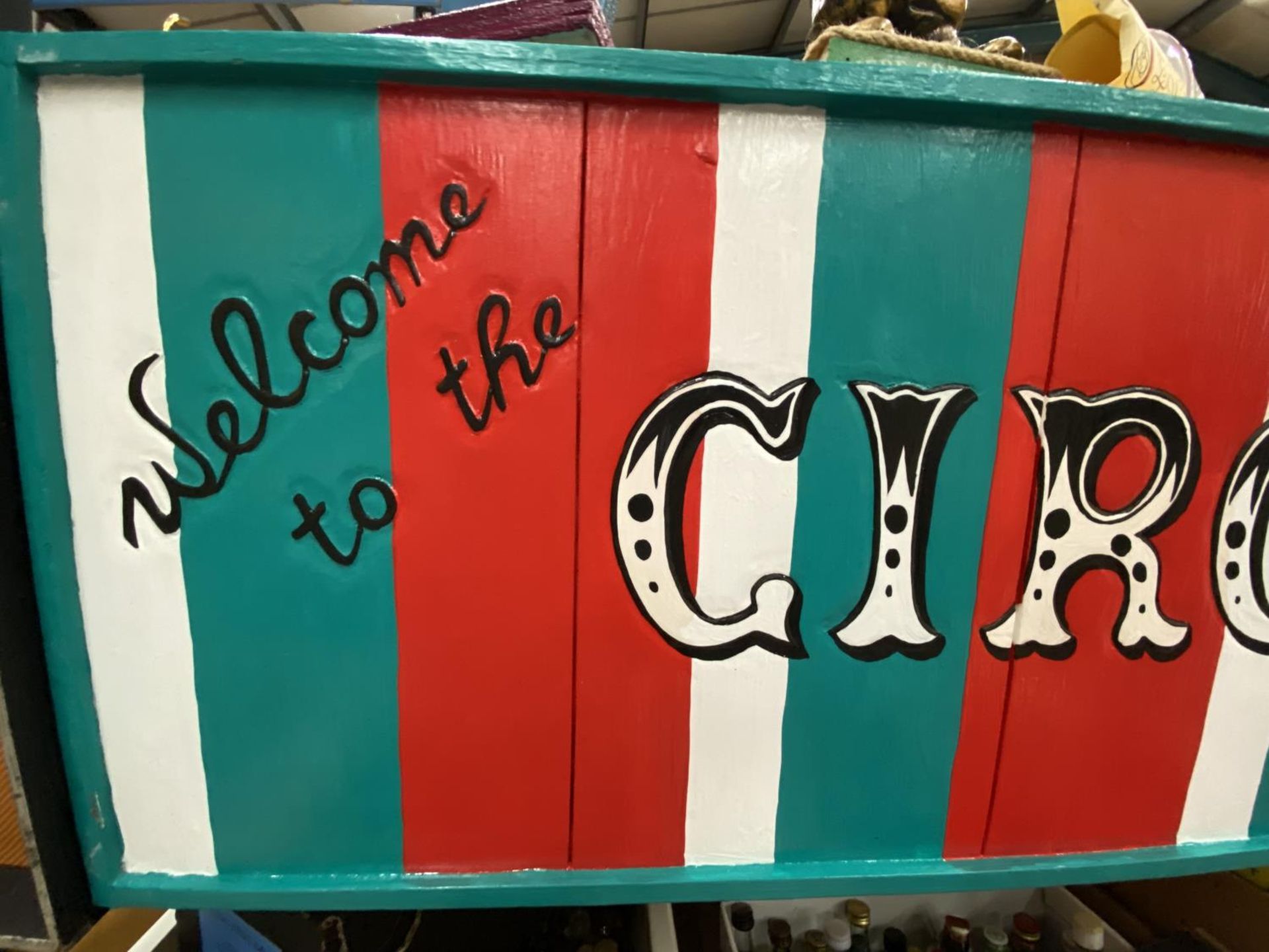 A WOODEN WELCOME TO THE CIRCUS SIGN 70CM X 30CM - Image 2 of 3
