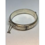 A HALLMARKED CHESTER SILVER BANGLE ENGRAVED TO BARBARA FROM ALAN 1958 GROSS WEIGHT 25.8 GRAMS