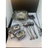 A QUANTITY OF SILVER PLATED ITEMS TO INCLUDE A CRUET SET WITH GLASS LINERS AND SPOONS, A HANDLED