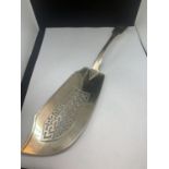 A HALLMARKED LONDON FISH SLICE GROSS WEIGHT 150.3 GRAMS