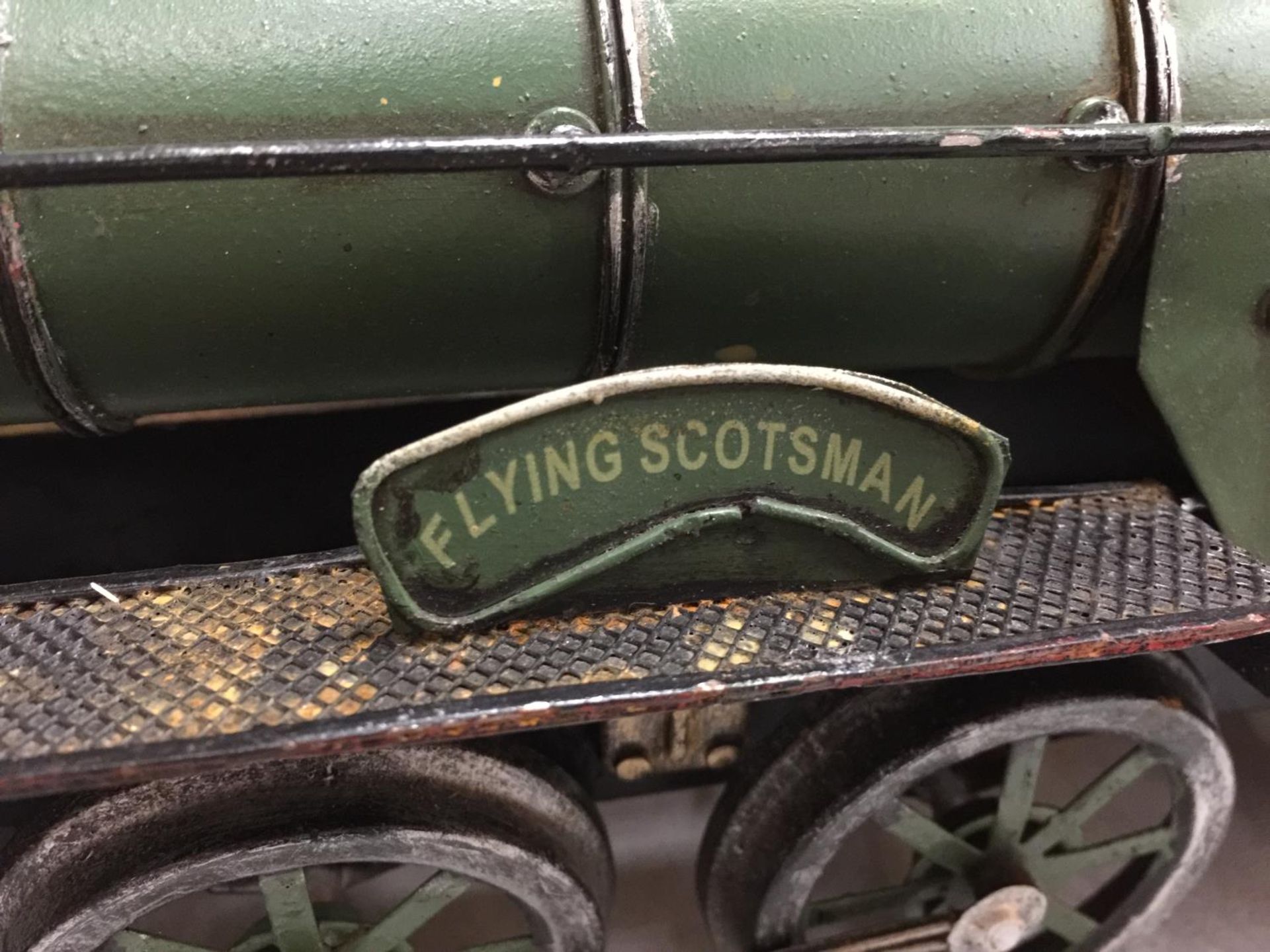 A VINTAGE 1950'S METAL MODEL OF THE FLYING SCOTSMAN WITH TENDER HEIGHT 13CM LENGTH 67CM - Image 6 of 6