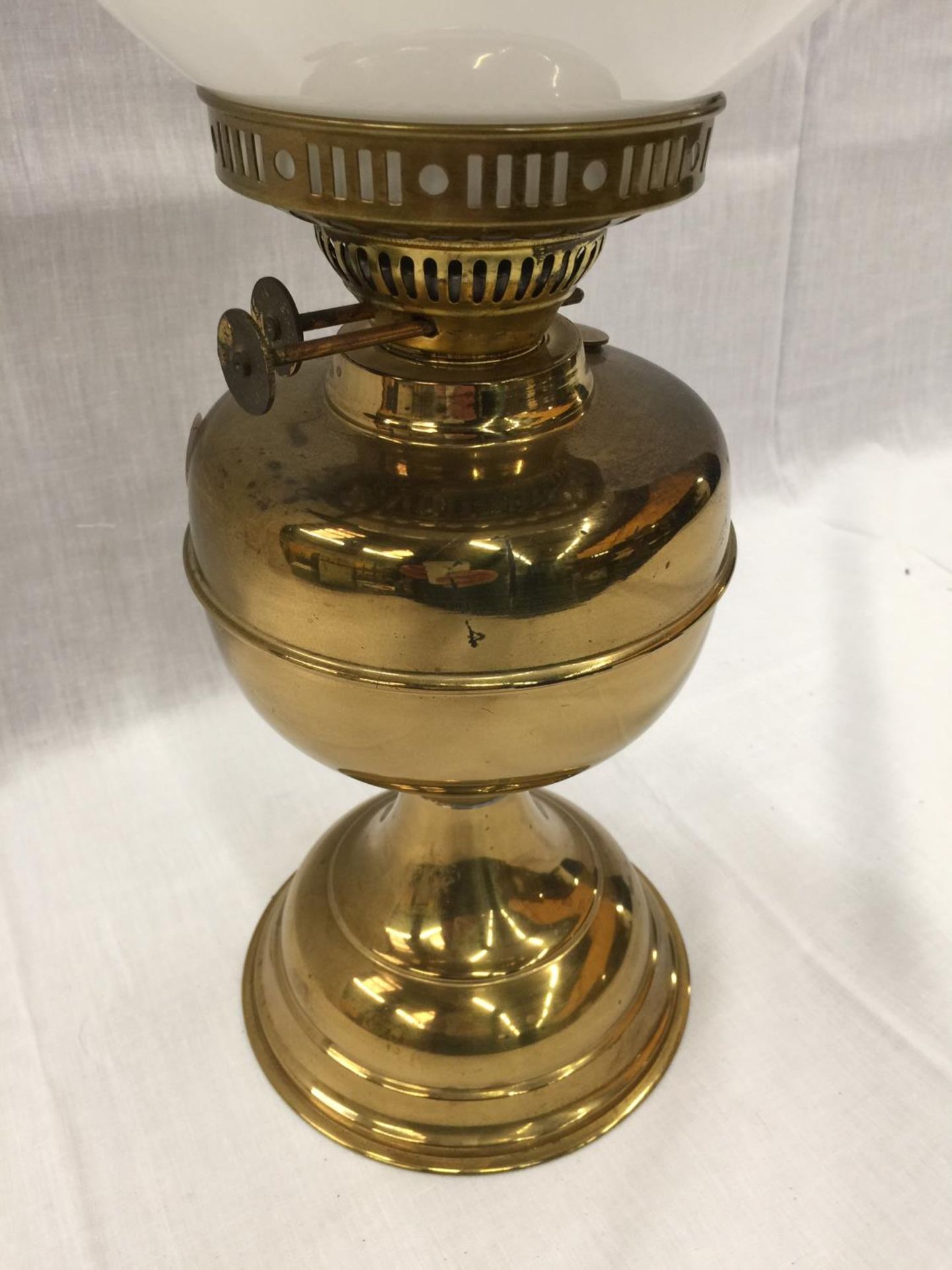 A HEAVY BRASS OIL LAMP WITH GLASS CHIMNEY AND MILK GLASS SHADE, HEIGHT APPROX 50CM - Image 3 of 4