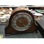 AN OAK BENTIMA 1930'S WESTMINSTER CHIMING CLOCK WITH KEY