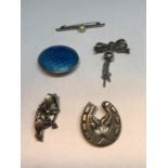 FIVE MARKED SILVER BROOCHES ONE WITH A HORSESHOE DESIGN, A BOW, A FLOWER, A BLUE ENAMEL AND A BAR