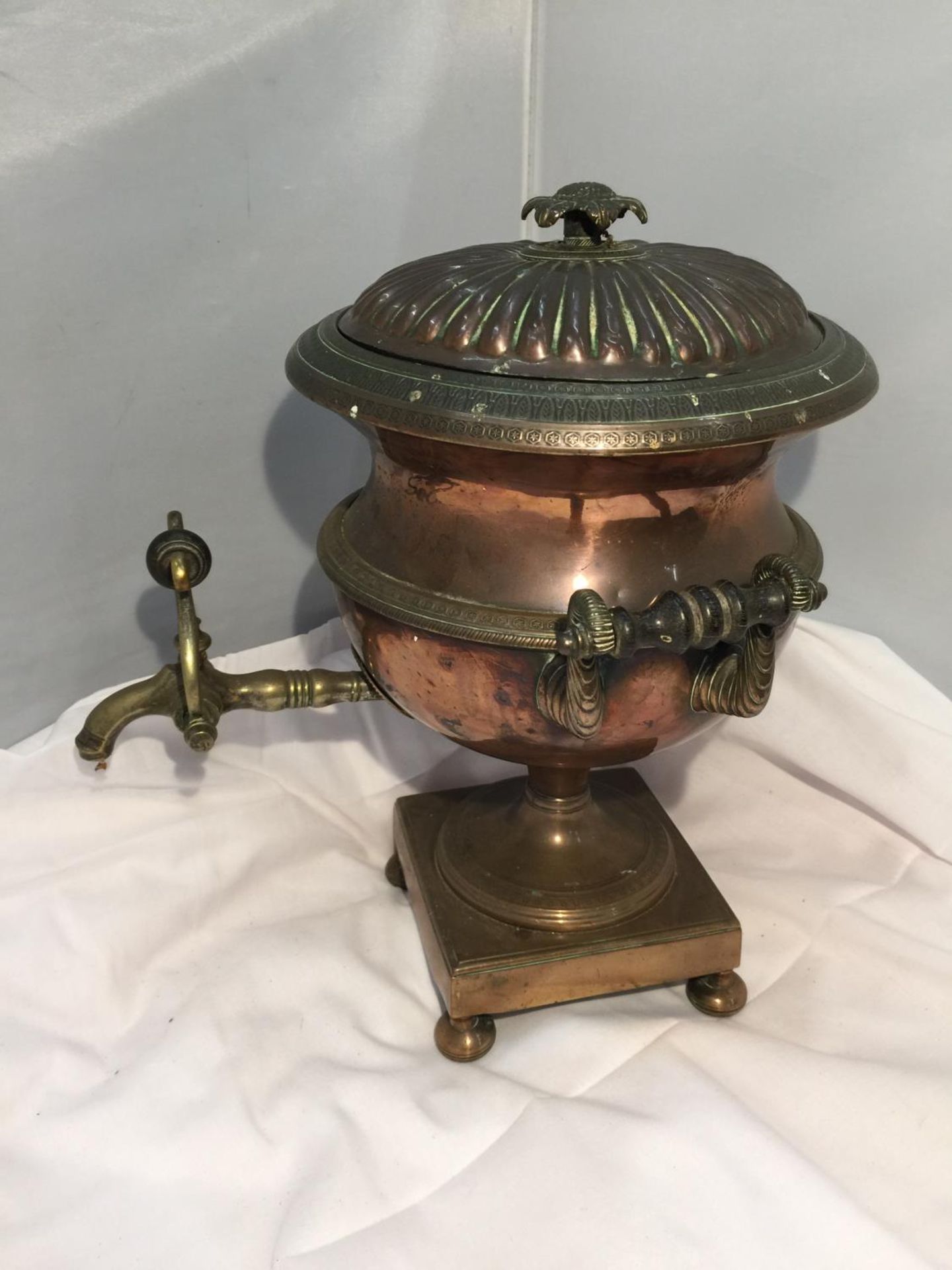 A VINTAGE BRASS AND COPPER TEA URN WITH TAP - Image 2 of 4