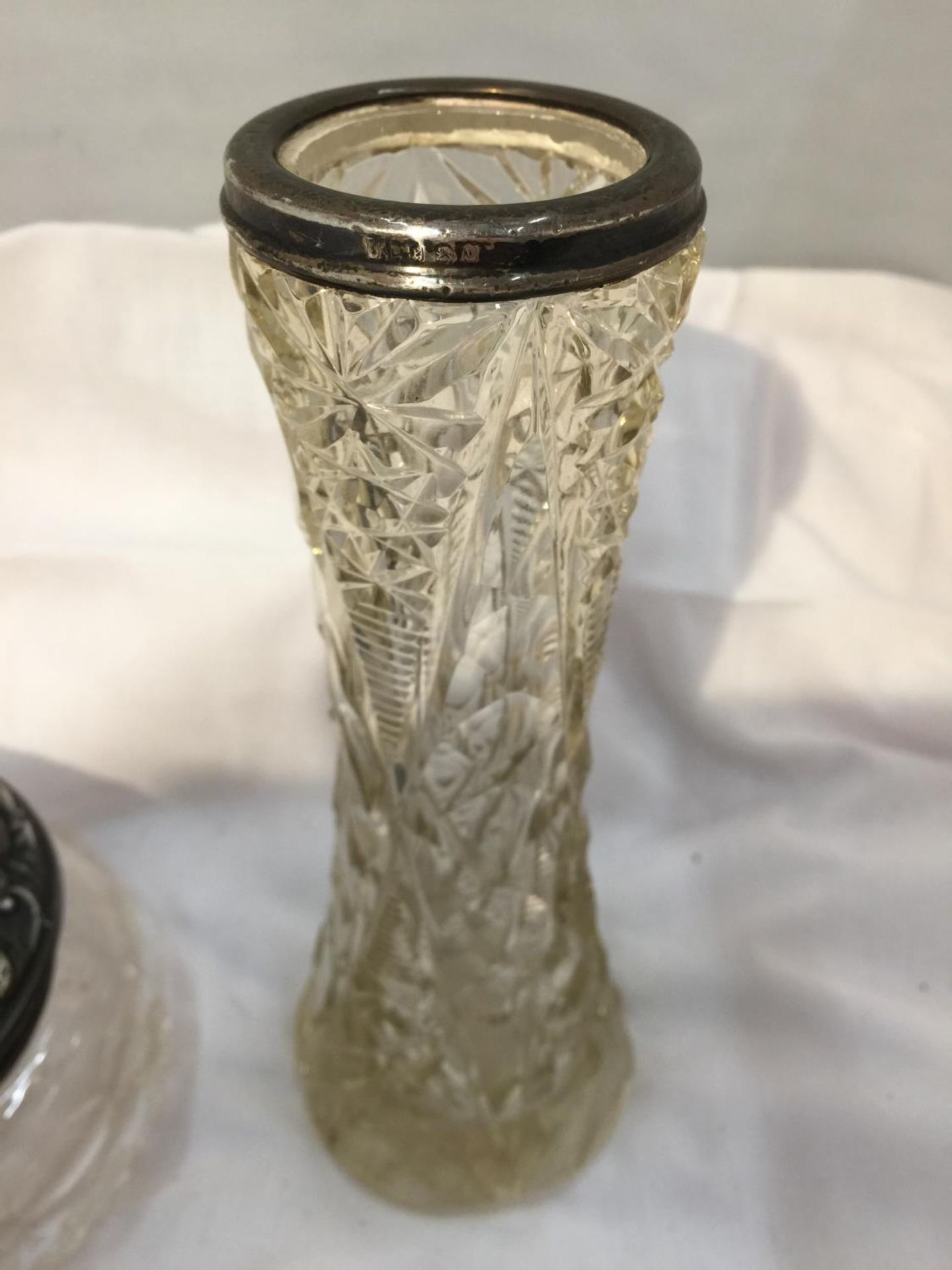 TWO CUT GLASS ITEMS ONE A JAR WITH AN ORNATE HALLMARKED BIRMINGHAM SILVER TOP AND A VASE WITH A - Image 3 of 5