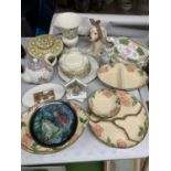 AN AMOUNT OF CERAMIC ITEMS STO INCLUDE ROYAL DOULTON 'THE ROMANCE' COLLECTION PLATES, AYNSLEY