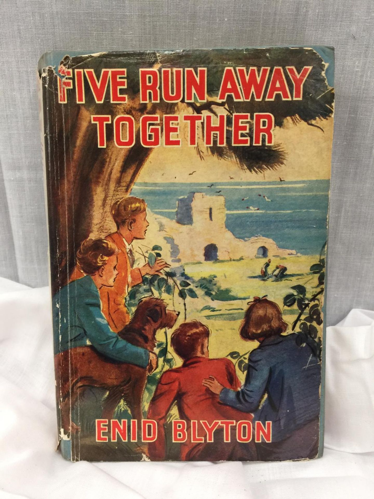A FIRST EDITION (THIRD IMPRESSION) FIVE RUN AWAY TOGETHER HARDBACK WITH DUST JACKET BY ENID BLYTON -