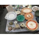AN AMOUNT OF CERAMICS TO INCLUDE CAKE STANDS, PLATES, AN AYNSLEY PHOTO FRAME JUGS, ETC