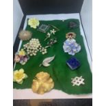 SEVENTEEN VARIOUS BROOCHES TO INCLUDE CERAMIC FLOWERS, DIAMONTE, PEARL ETC