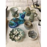 A QUANTITY OF STUDIO POTTERY TO INCLUDE A TURQUOISE CAT, ISLE OF WIGHT POTTERY, ETC