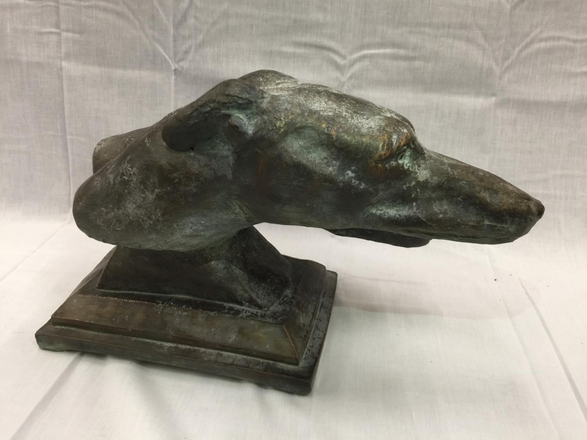 A BRONZE EFFECT STONE BUST OF TWO GREYHOUND HEADS LENGTH 48CM HEIGHT 29CM - Image 4 of 4
