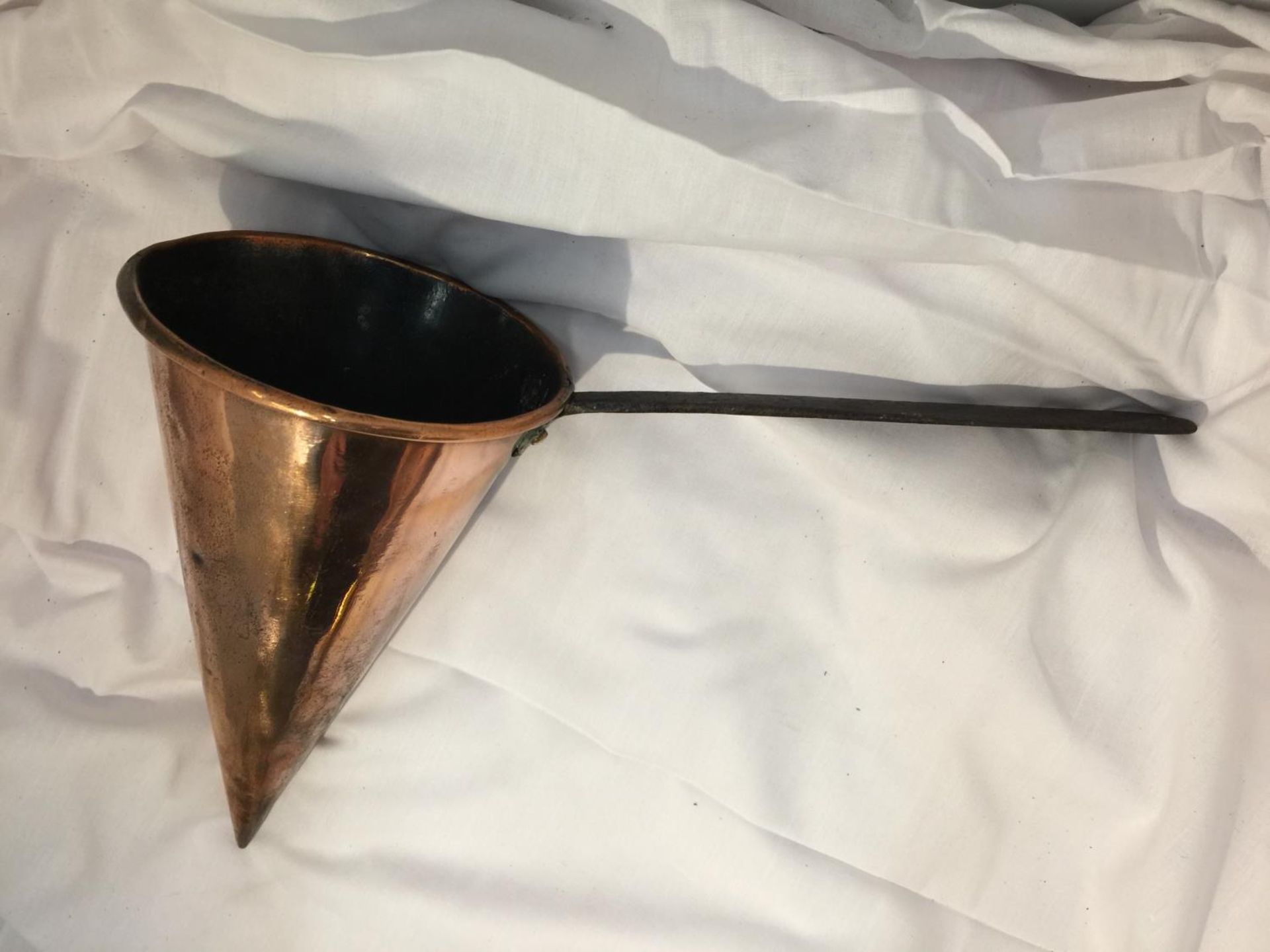 AN ANTIQUE COPPER ALE MULLER WITH TWO COPPER FUNNELS - Image 4 of 5