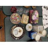 A COLLECTION OF ITEMS TO INCLUDE AYNSLEY COMMEMORATIVE WARE, CRANBERRY POSY POT, ORIENTAL STYLE