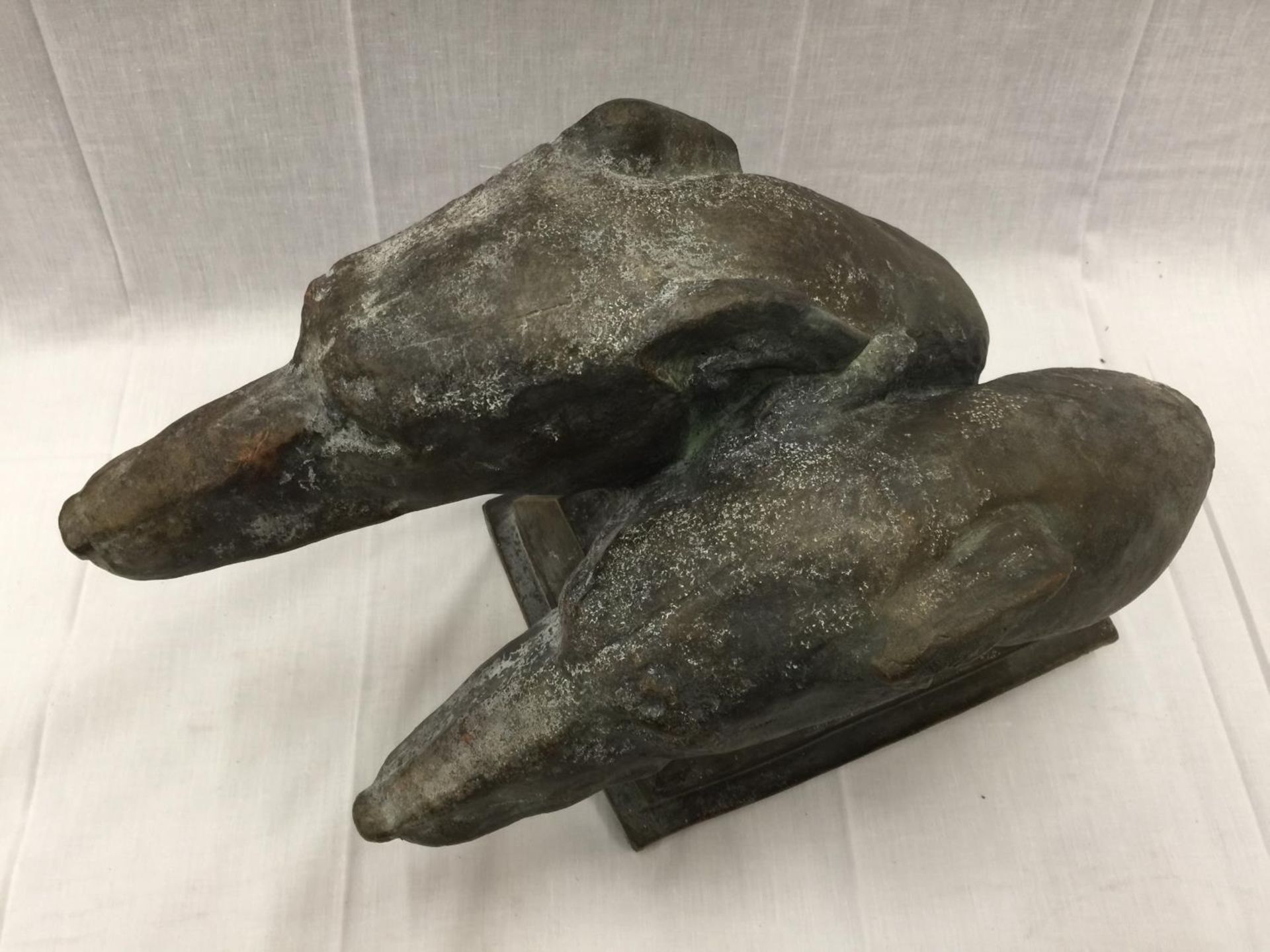 A BRONZE EFFECT STONE BUST OF TWO GREYHOUND HEADS LENGTH 48CM HEIGHT 29CM - Image 3 of 4