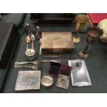 A QUANTITY OF SILVER PLATED ITEMS TO INCLUDE CIGAR BOX, GOBLETS, MUSTARD POT, A STRATNOID 1920'S/