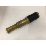 A BRASS AND LEATHER THREE DRAWER MINI TELESCOPE, LENGTH 15.5CM