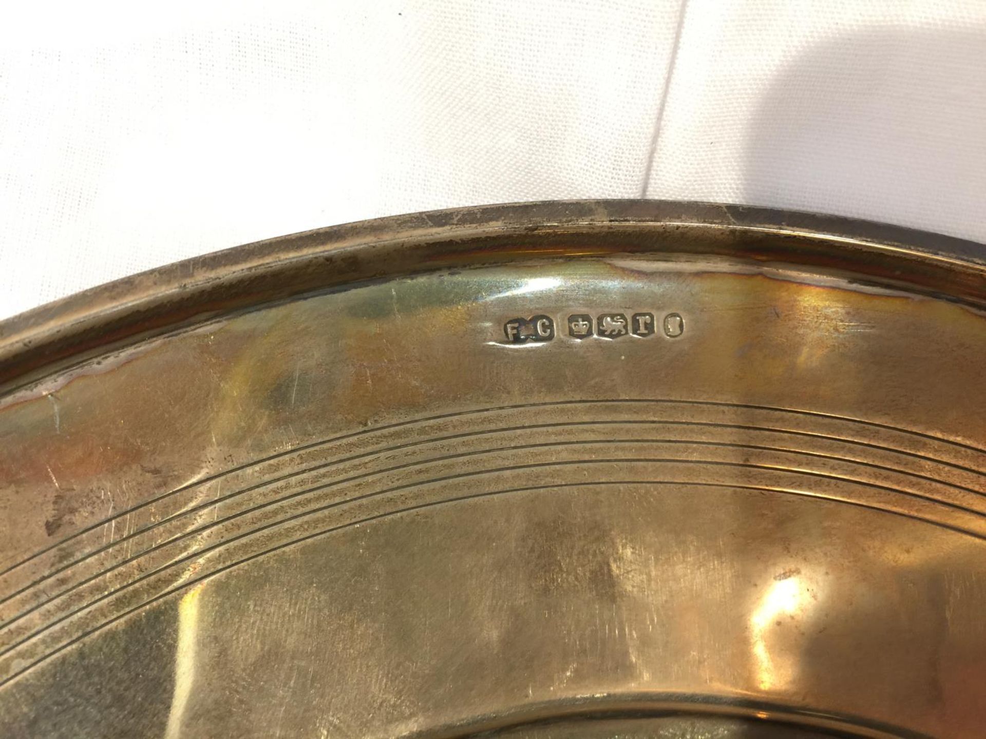 A HALLMARKED SHEFFIELD PEDESTAL DISH ENGRAVED AUGUST 10TH 1935 GROSS WEIGHT 377 GRAMS - Image 2 of 4