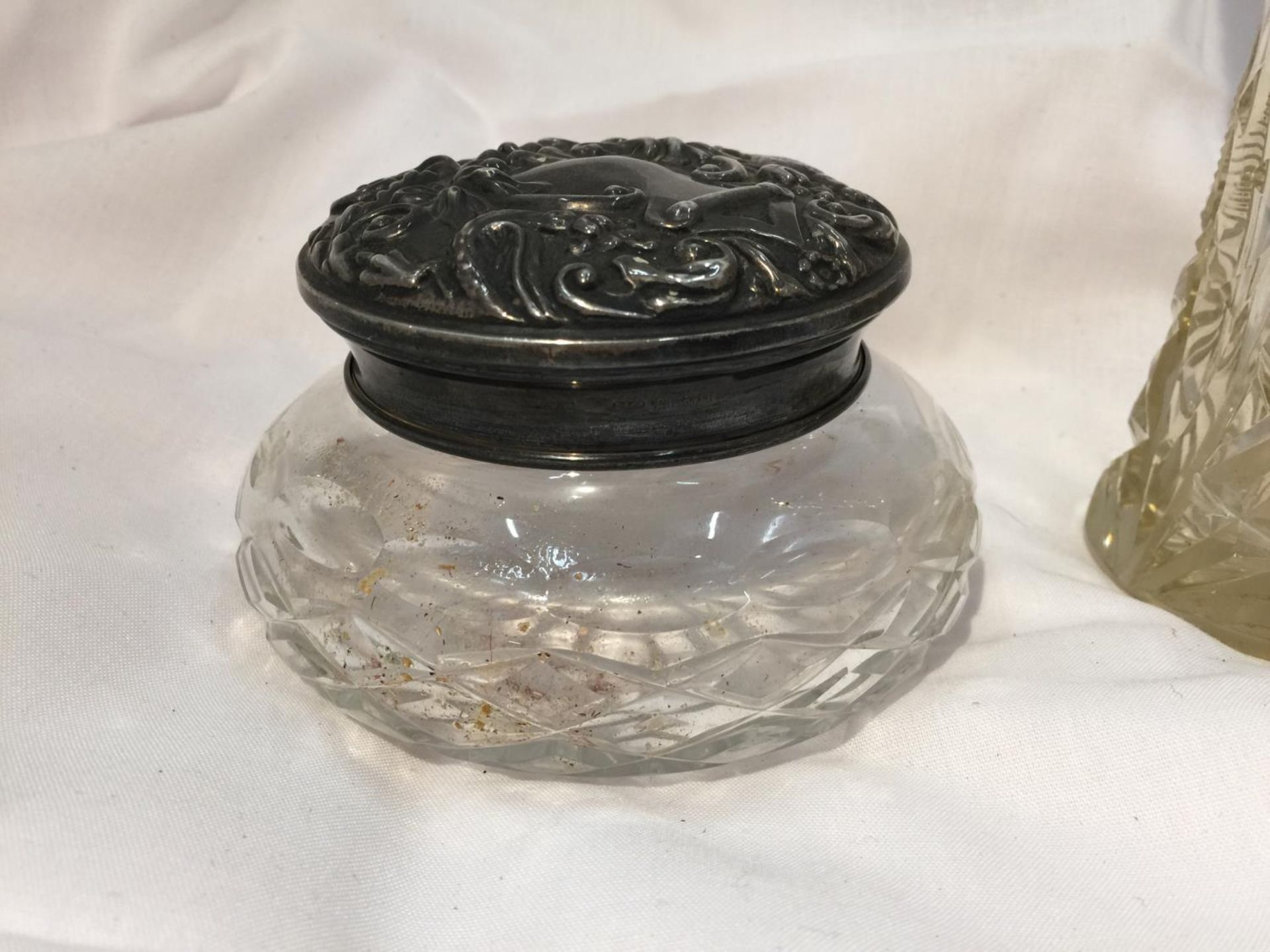 TWO CUT GLASS ITEMS ONE A JAR WITH AN ORNATE HALLMARKED BIRMINGHAM SILVER TOP AND A VASE WITH A - Image 2 of 5