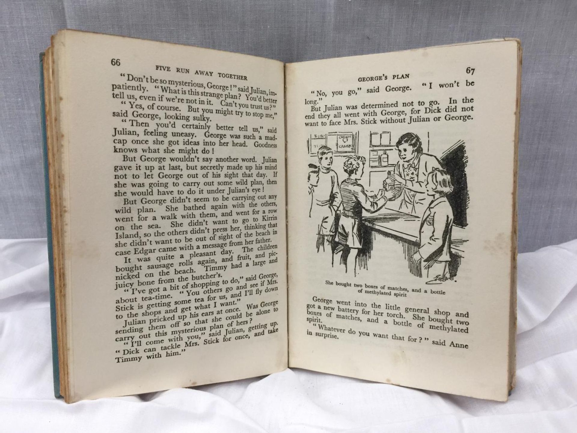 A FIRST EDITION (THIRD IMPRESSION) FIVE RUN AWAY TOGETHER HARDBACK WITH DUST JACKET BY ENID BLYTON - - Image 5 of 10