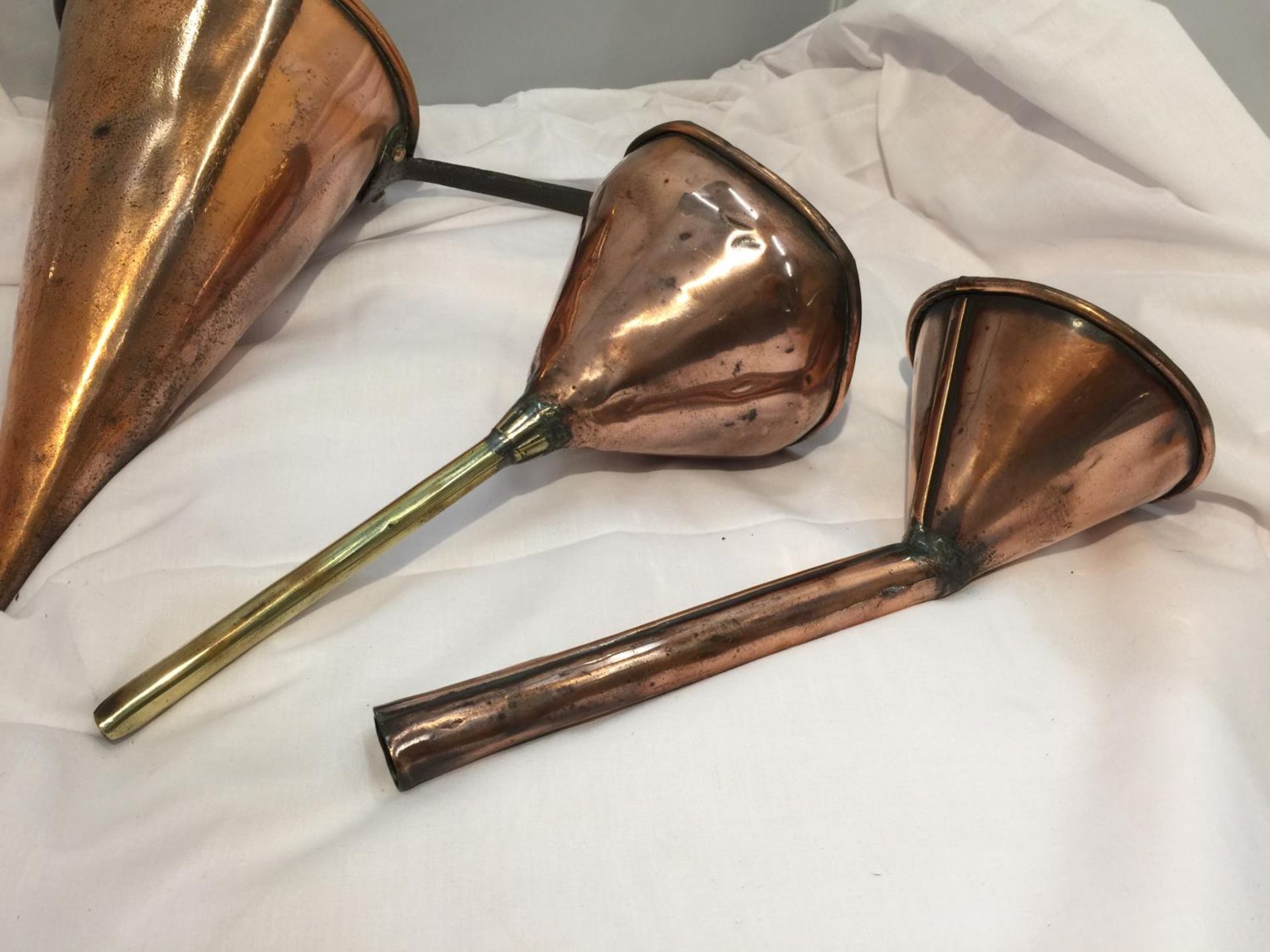 AN ANTIQUE COPPER ALE MULLER WITH TWO COPPER FUNNELS - Image 2 of 5