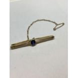 A MARKED 15CT BAR BROOCH WITH SAFETY CHAIN AND A SOLITAIRE SAPPHIRE WITH A PRESENTATION BOX GROSS