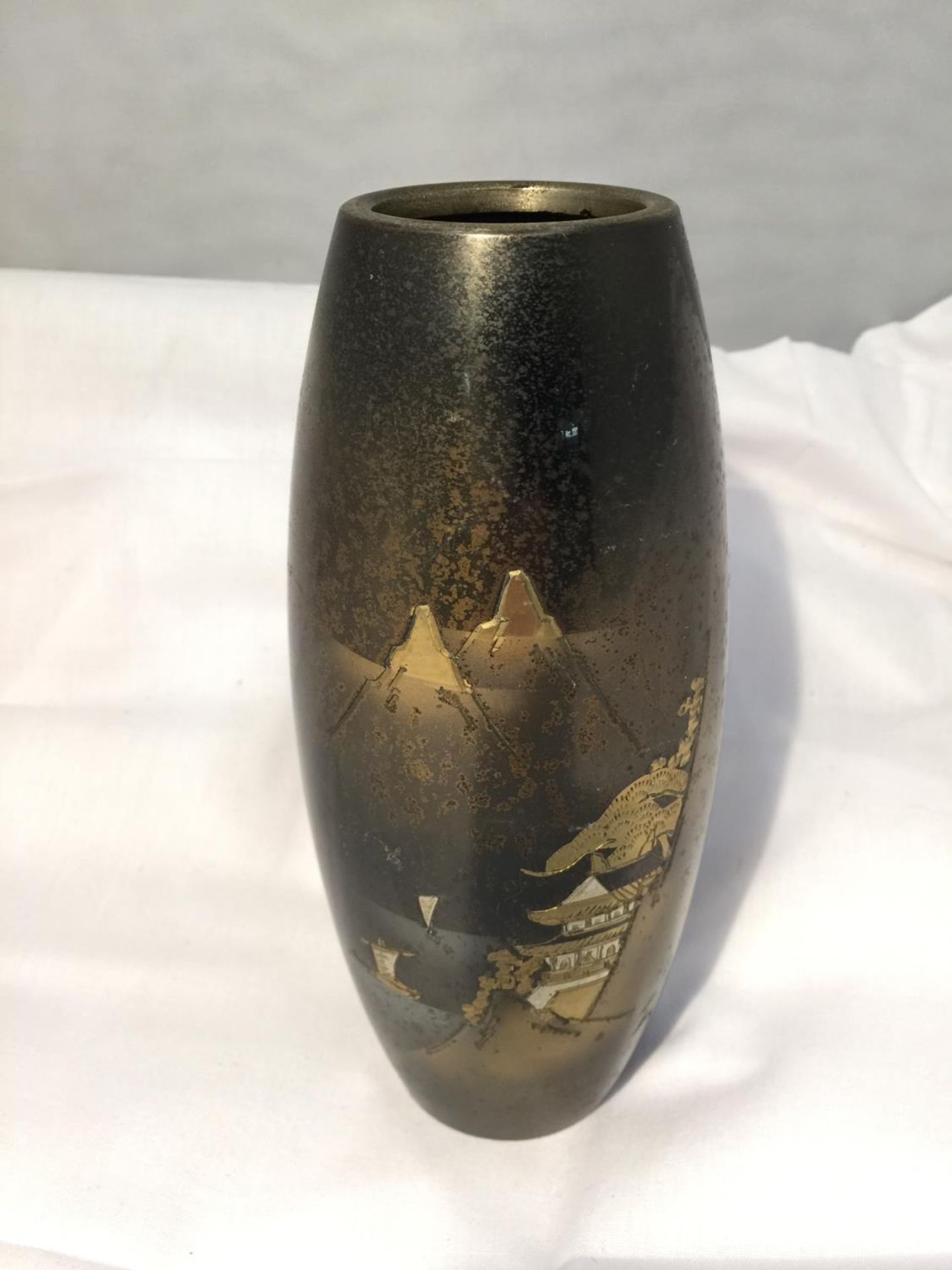 A JAPANESE BRONZE VASE H:18CM