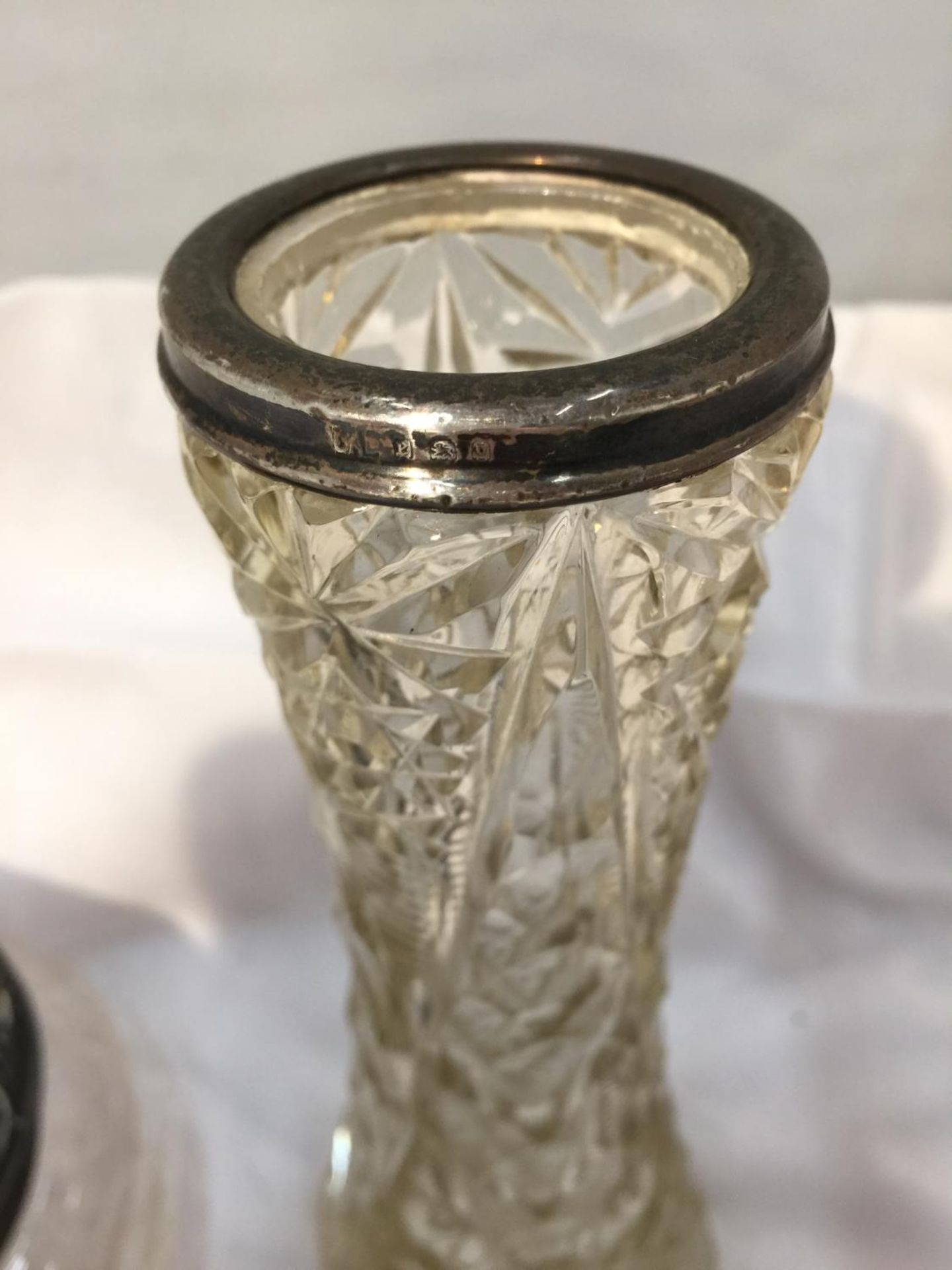 TWO CUT GLASS ITEMS ONE A JAR WITH AN ORNATE HALLMARKED BIRMINGHAM SILVER TOP AND A VASE WITH A - Image 4 of 5
