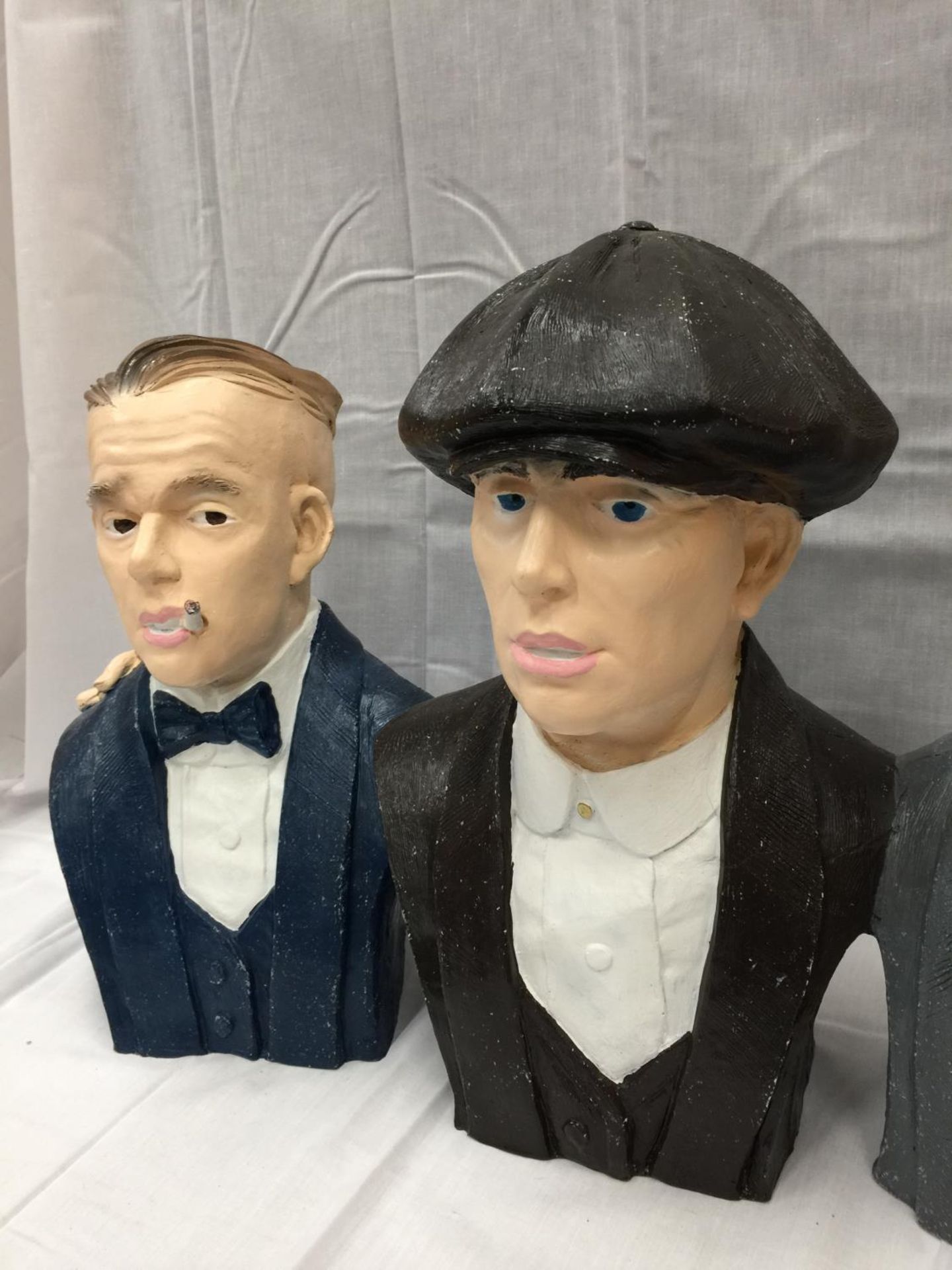 A LARGE PEAKY BLINDERS BUST OF THE THREE SHELBY BROTHERS APPROXIMATELY 80CM X 40CM - Image 4 of 4