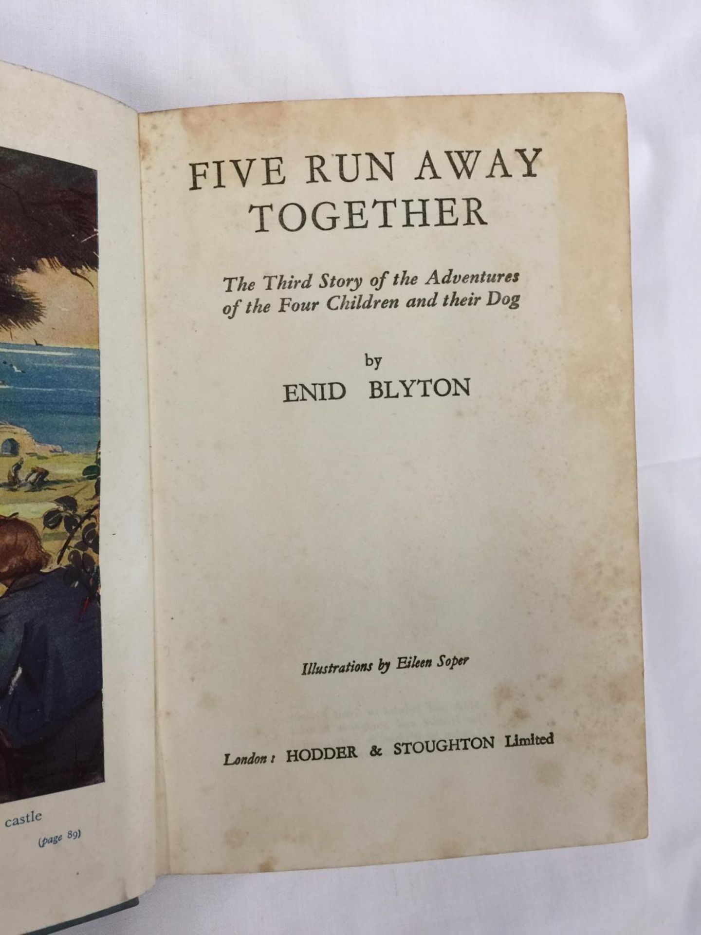 A FIRST EDITION (THIRD IMPRESSION) FIVE RUN AWAY TOGETHER HARDBACK WITH DUST JACKET BY ENID BLYTON - - Image 3 of 10