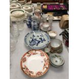 AN AMOUNT OF CERAMICS TO INCLUDE VASES, PLATES, ORIENTAL STYLE CUPS AND SAUCERS, TEA BOWLS, ETC.