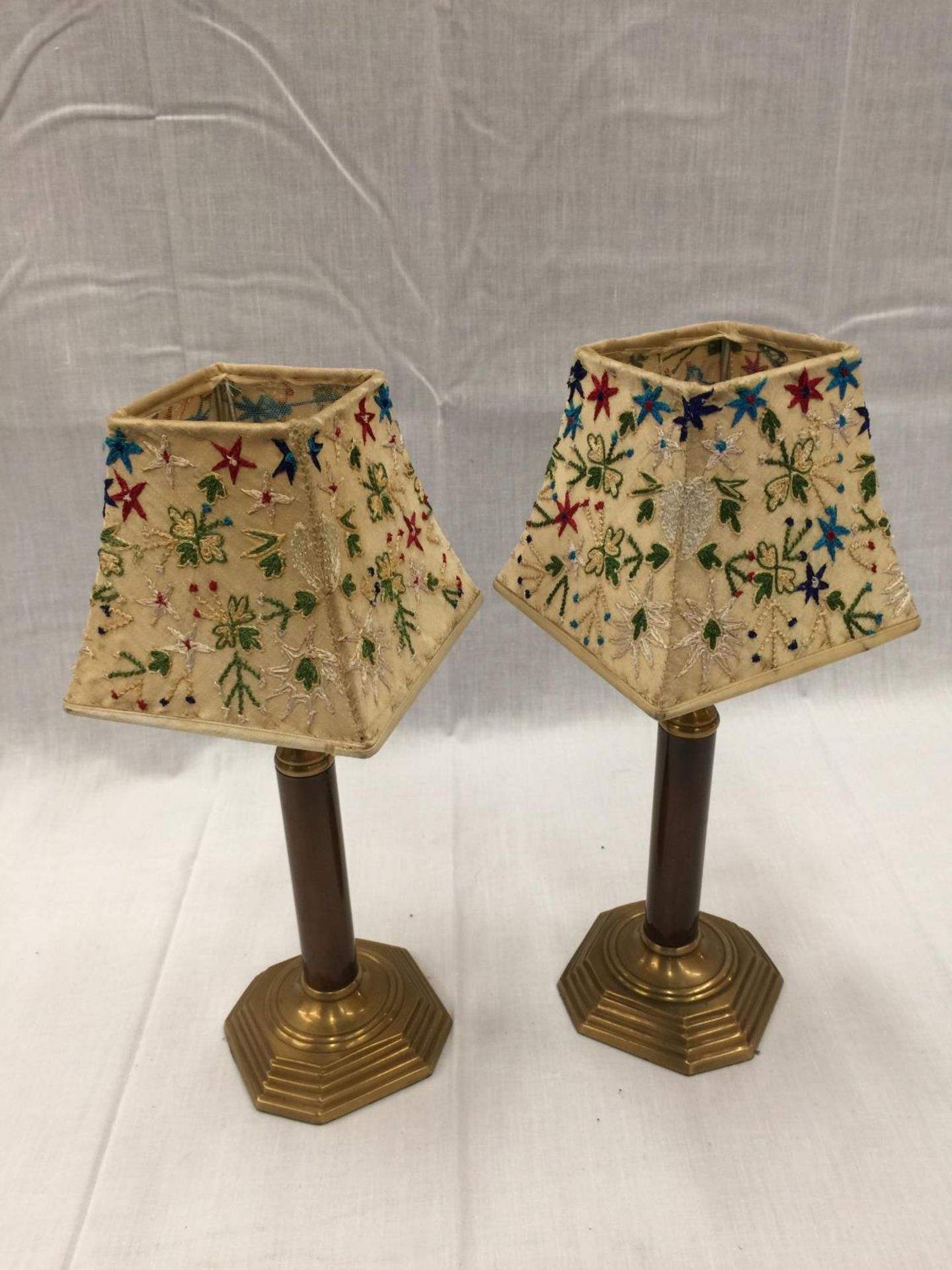 A PAIR OF TWO TONE BRASS AND BRONZE CABARET TABLE LAMPS WITH GLASS TEALIGHT HOLDER WHICH CAN BE - Image 5 of 5