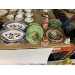 A QUANTITY OF ORIENTAL STYLE CERAMICS TO INCLUDE VASES, DISHES, PLATES, BOWLS, ETC