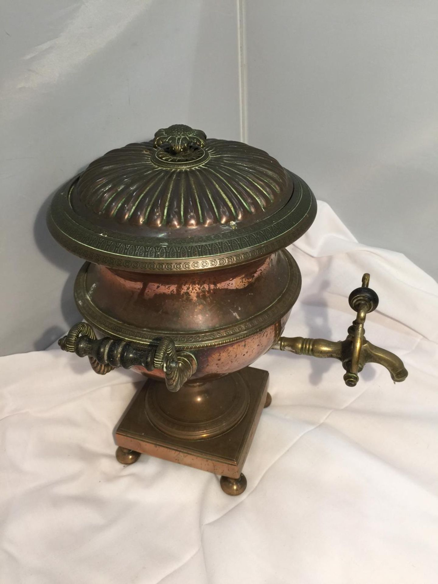 A VINTAGE BRASS AND COPPER TEA URN WITH TAP - Image 3 of 4