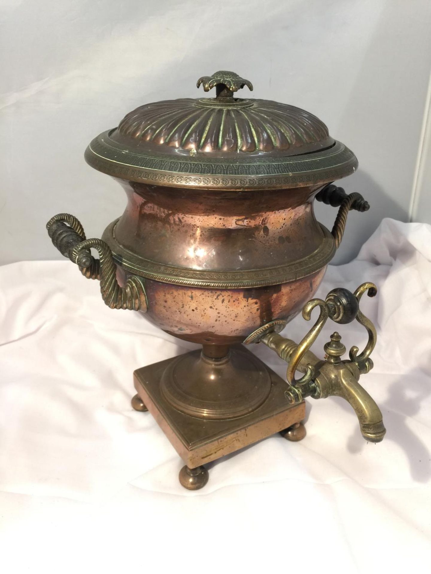 A VINTAGE BRASS AND COPPER TEA URN WITH TAP - Image 4 of 4