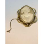 A TESTED TO 9 CARAT GOLD PINCHBECK CAMEO BROOCH IN A PRESENTATION BOX