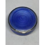 A HALLMARKED BIRMINGHAM SILVER POWDER COMPACT WITH MIRROR DECORATED IN BLUE ENAMEL (A/F)