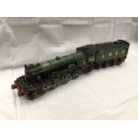 A VINTAGE 1950'S METAL MODEL OF THE FLYING SCOTSMAN WITH TENDER HEIGHT 13CM LENGTH 67CM