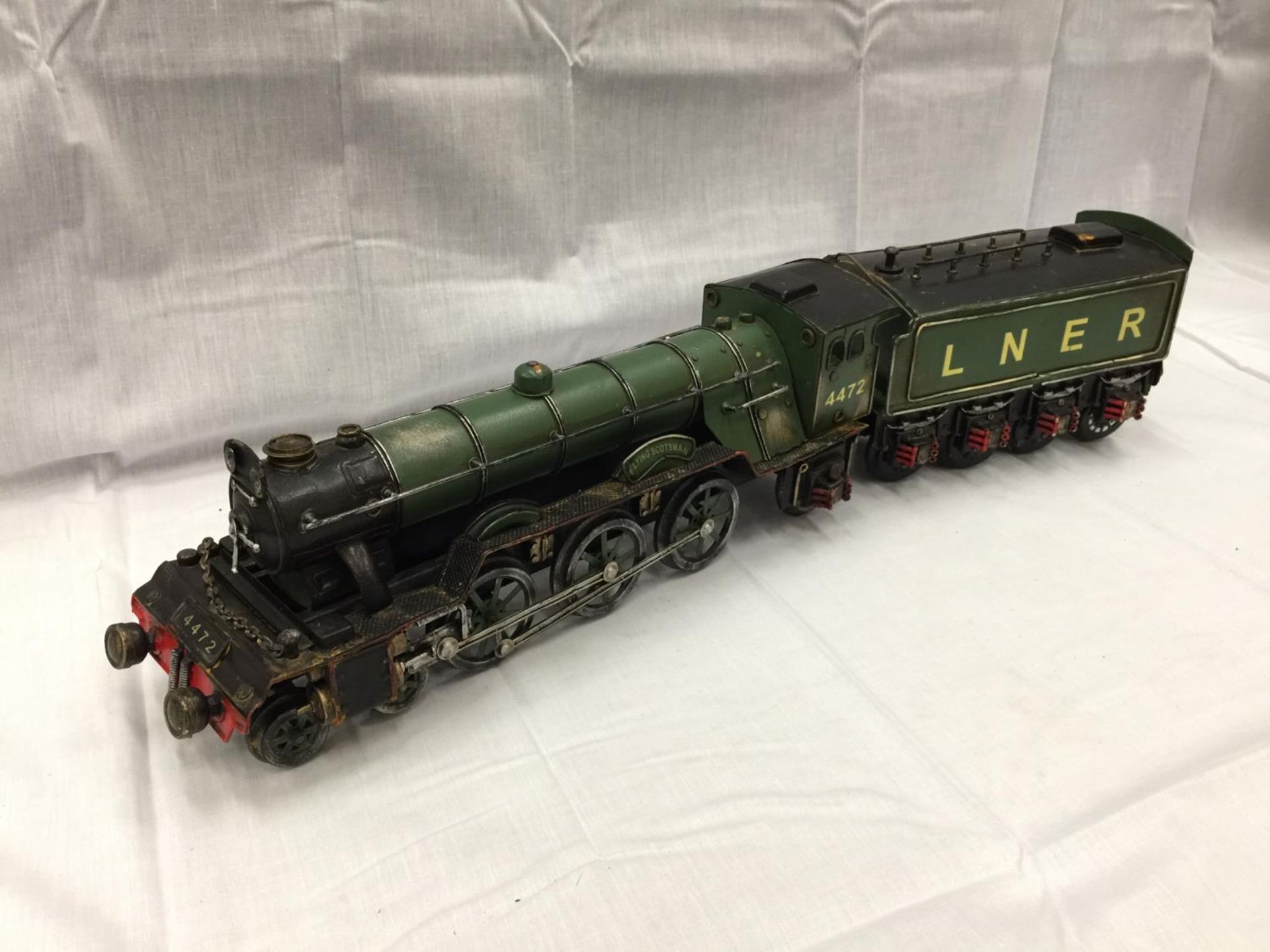 A VINTAGE 1950'S METAL MODEL OF THE FLYING SCOTSMAN WITH TENDER HEIGHT 13CM LENGTH 67CM