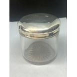 A GLASS POT WITH A HALLMARKED BIRMINGHAM SILVER LID