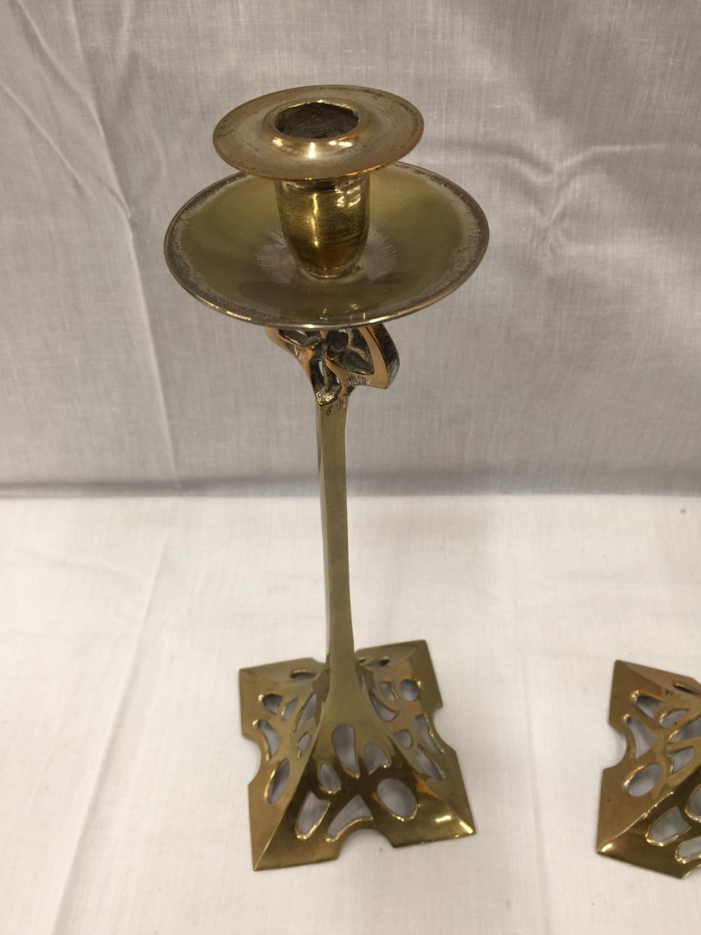 A PAIR OF TALL BRASS ARTS & CRAFTS STYLE CANDLESTICKS 38CM TALL - Image 2 of 3