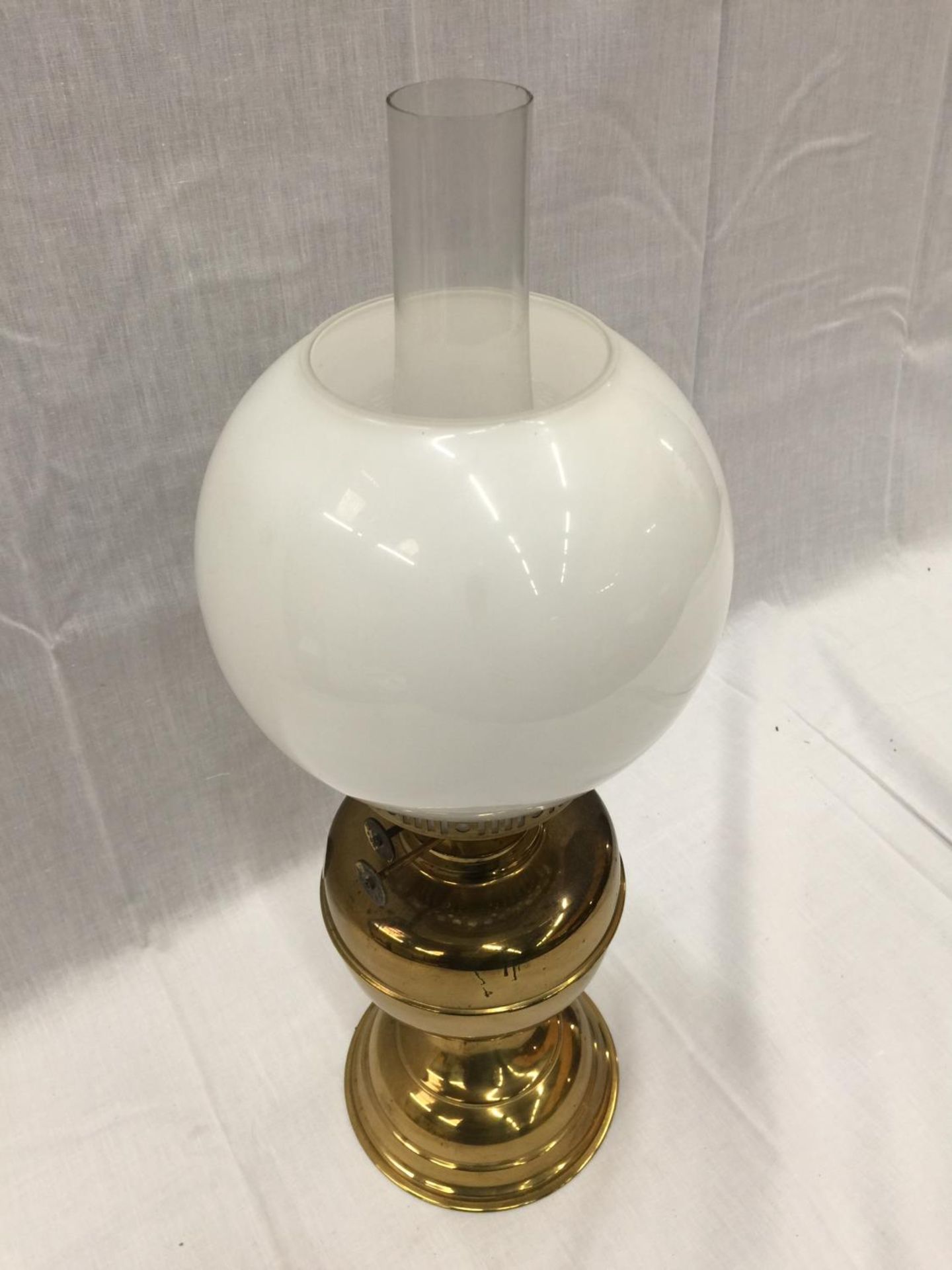 A HEAVY BRASS OIL LAMP WITH GLASS CHIMNEY AND MILK GLASS SHADE, HEIGHT APPROX 50CM - Image 2 of 4