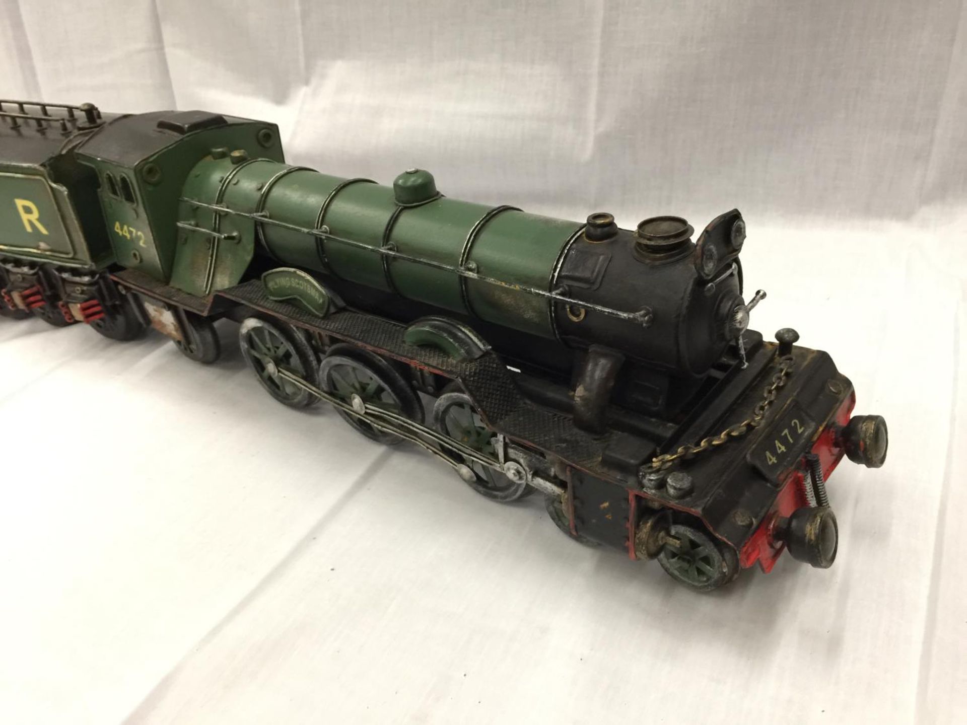 A VINTAGE 1950'S METAL MODEL OF THE FLYING SCOTSMAN WITH TENDER HEIGHT 13CM LENGTH 67CM - Image 4 of 6