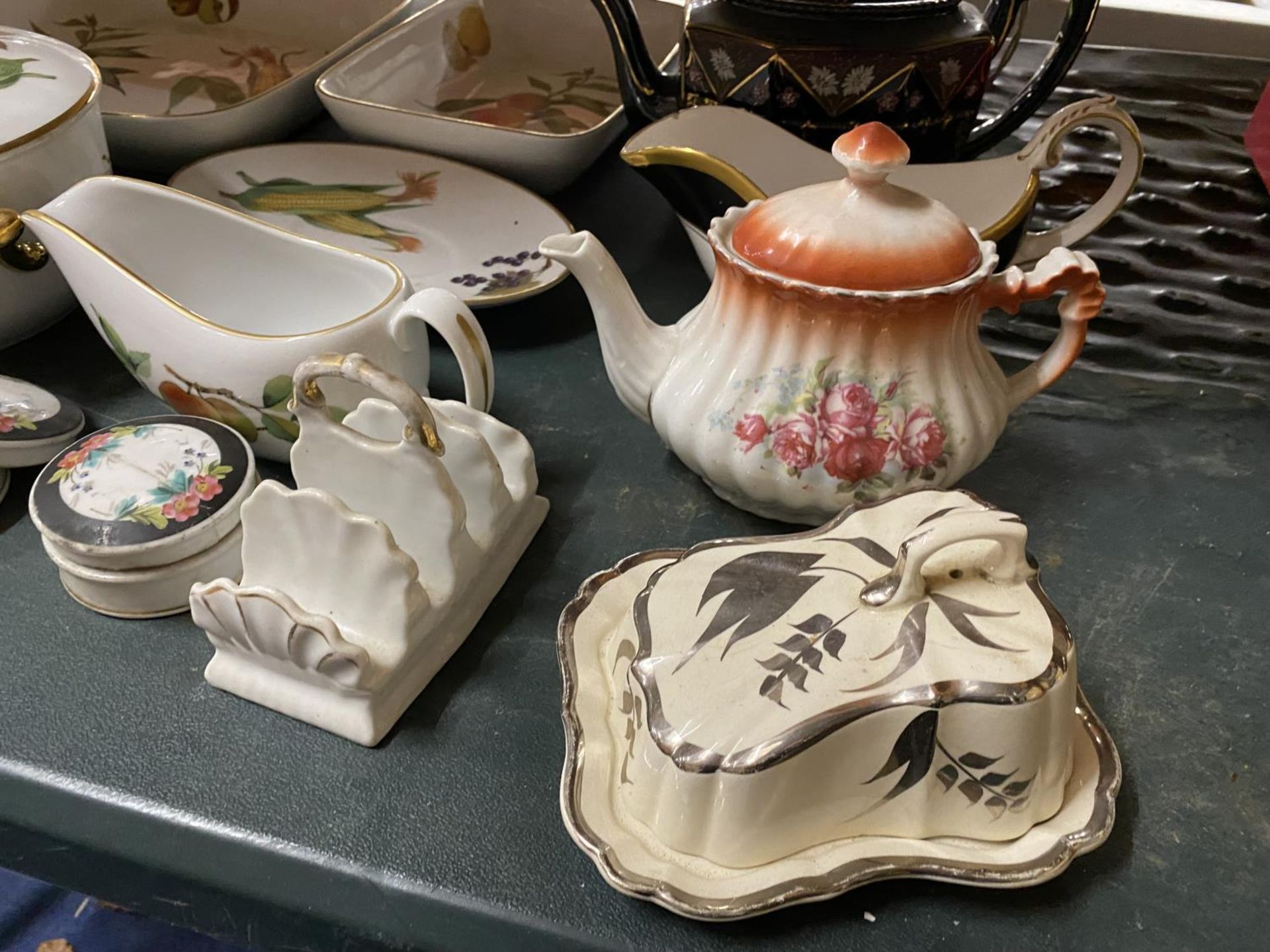 A QUANTITY OF ITEMS TO INCLUDE ROYAL WORCESTER SERVING DISHES, SAUCE BOAT. TEAPOTS, PLATES, CAKE - Image 2 of 7