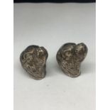 A MARKED 925 SILVER DOG CRUET SET IN THE FORM OF DOGS HEADS GROSS WEIGHT 39.7 GRAMS