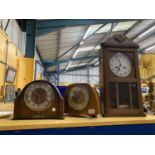 A SMITHS MANTLE CLOCK WORKING AT TIME OF LOTTING, A MAHOGANY CASED MANTLE CLOCK AND A WALL CLOCK