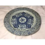 A CHINESE 18TH CENTURY BLUE AND WHITE CHARGER