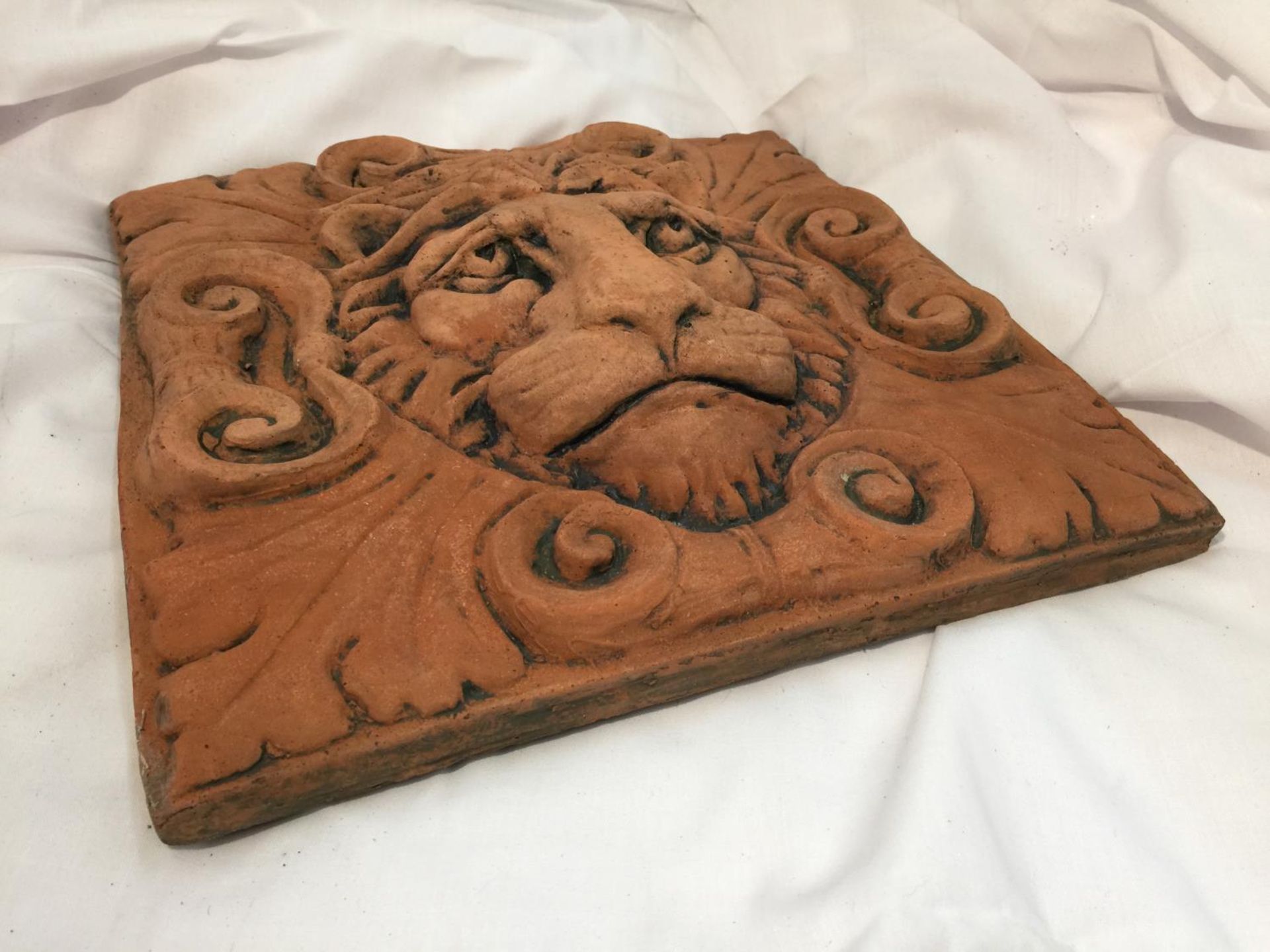 A TERRACTTA STONE WALL PLAQUE DEPICTING A LIONS HEAD 30CM X 30CM - Image 2 of 2