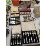 FIVE VINTAGE BOXED SETS OF FLATWARE TO INCLUDE KNIVES, FORKS, SPOONS PLUS A SILVER PLATE JUG AND