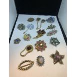 SIXTEEN VARIOUS GOOD QUALITY BROOCHES